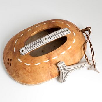 PER-OLA JÖNESTÅL, Kurravaara, ceremonitrumma med hammare, sk. trolltrumma, hammare signerad POJ.