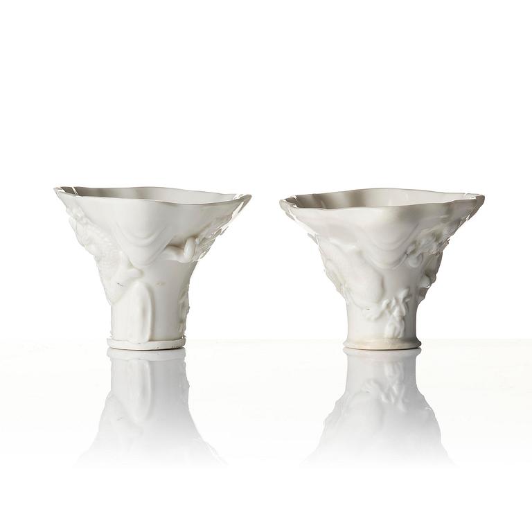 Vinofferbägare, två stycken, porslin. Qingdynastin, 1700-tal.