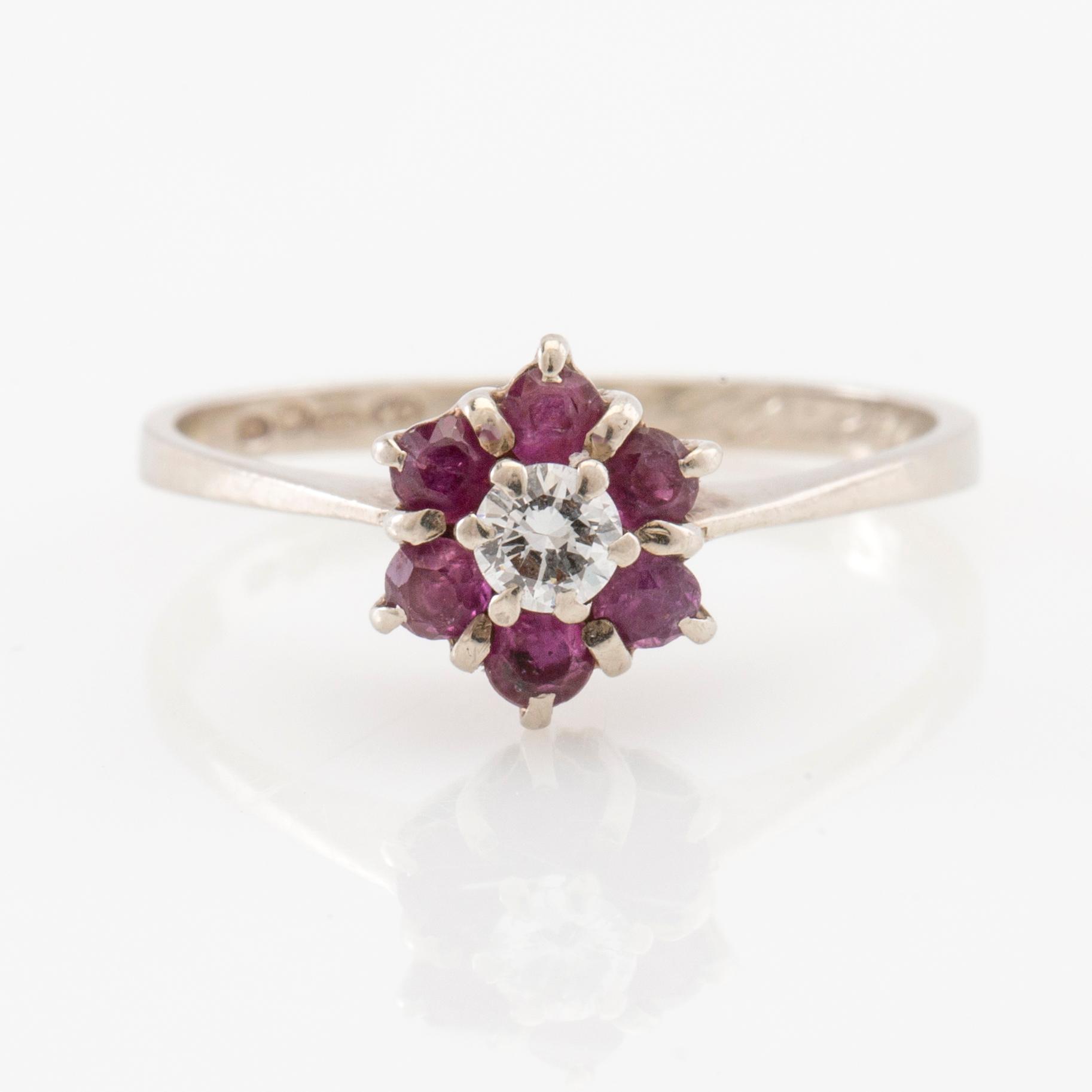 Ring 14K vitguld med en rund briljantslipad diamant och fasetterade rubiner, Finland 1975.