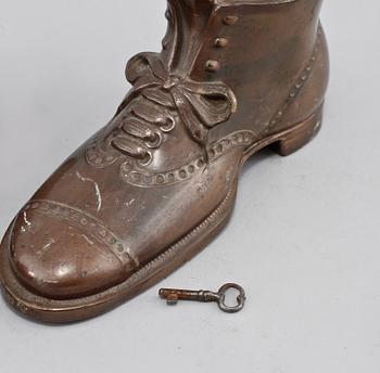 SNUSDOSA, SPARBÖSSA samt ASKFAT, 2 st, metall respektive läder, 1900-talets första hälft.