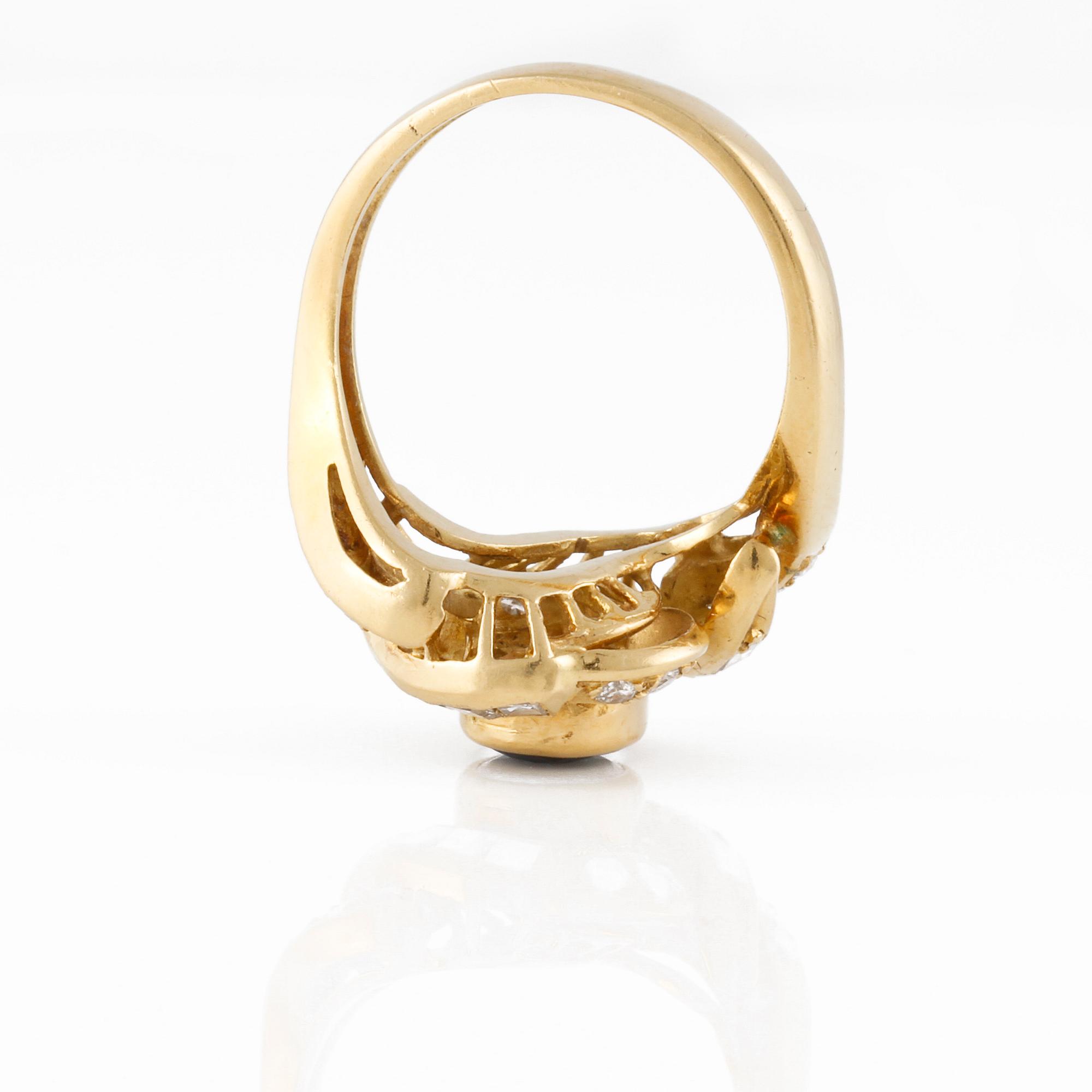 RING, 18K guld med briljant och carréslipadediamanter samt ovalslipad blå safir. Vikt 5,6 gram.
