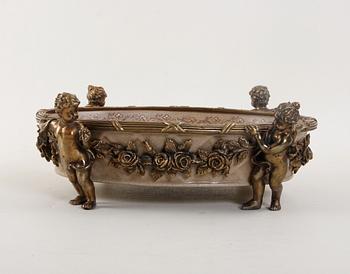 JARDINIERE, porslin och mässing, Louis XVI-stil, 1900/2000-tal.