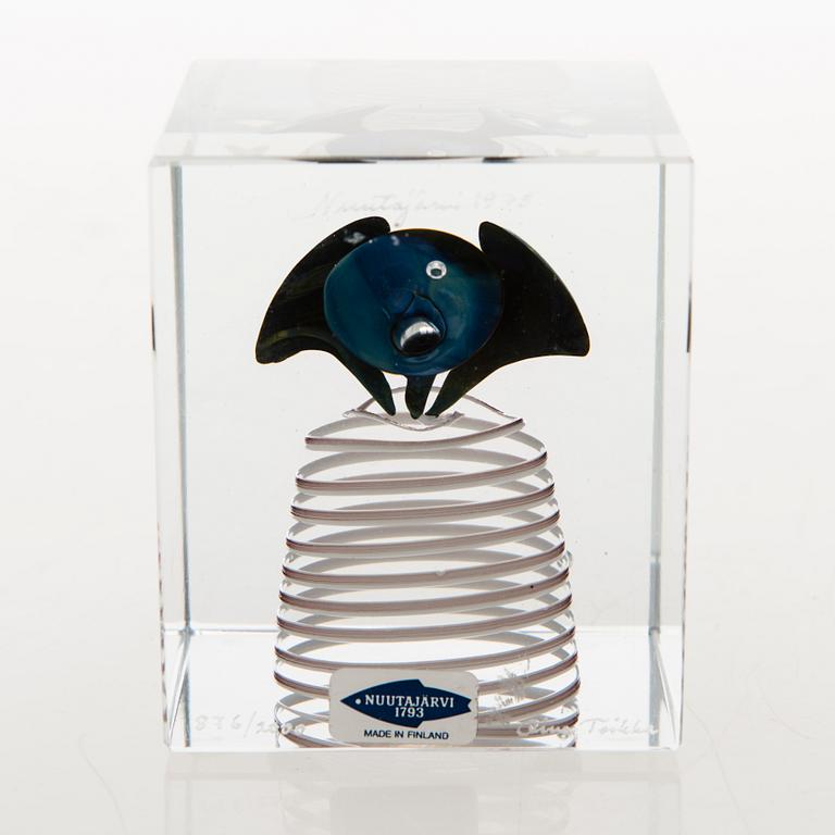 OIVA TOIKKA, An annual glass cube, signed Oiva Toikka Nuutajärvi 1978 and numbered 876/2000.