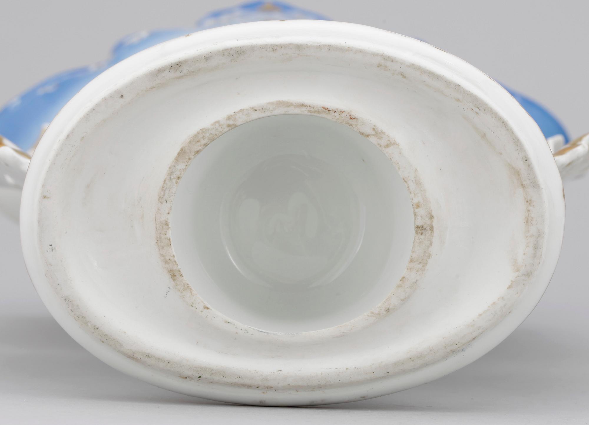 PRAKTVASER, ett par, porslin, 1800-tal.