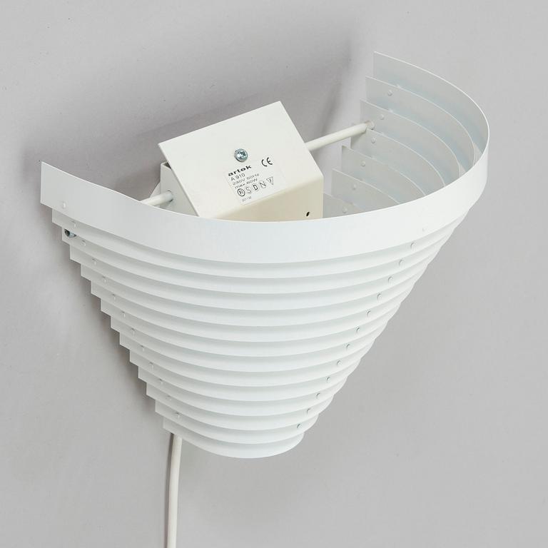 Alvar Aalto, Vägglampa modell A 910, Artek.