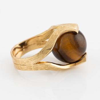 Gilbert Albert, ring, 18K gold with tiger's eye.