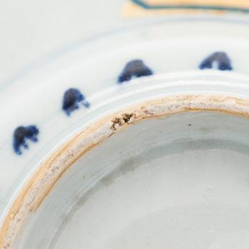 A blue and white bowl, 19th century.