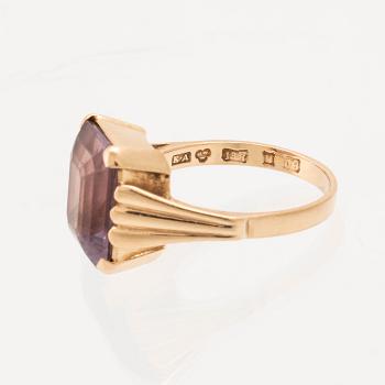 Ring in 18K gold with a step-cut amethyst.