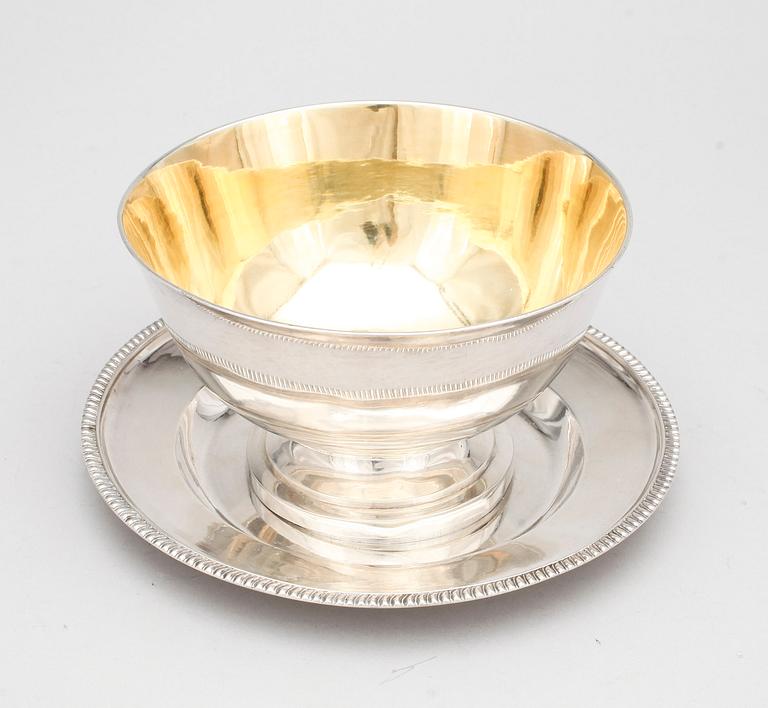SÅSSKÅL MED FAT, silver, Anders Lundquist, Stockholm, 1833 resp 1847. Tot ca 480 gram.