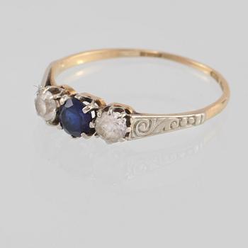 RING, 18K guld med syntetisk blå safir samt fasettslipad bergkristall, importstämplad. Vikt 1,8 gram.