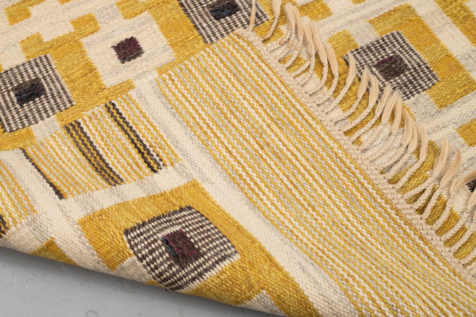 Berit Koenig, matta, "Tjuven i Bagdad, gul", rölakan, ca 238,5 x 177 cm, signerad SH BK.