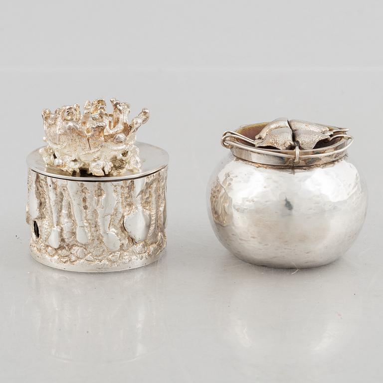 Two small sterling silver boxes with lid, marks of Lars Arby, Gothenburg 1970 and 1980.