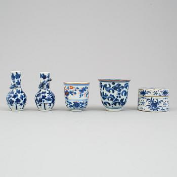 A lot of chinese blue and white box with cover, one cup, two vases and one imari cup. Qing dynasty, 18th/19th century.