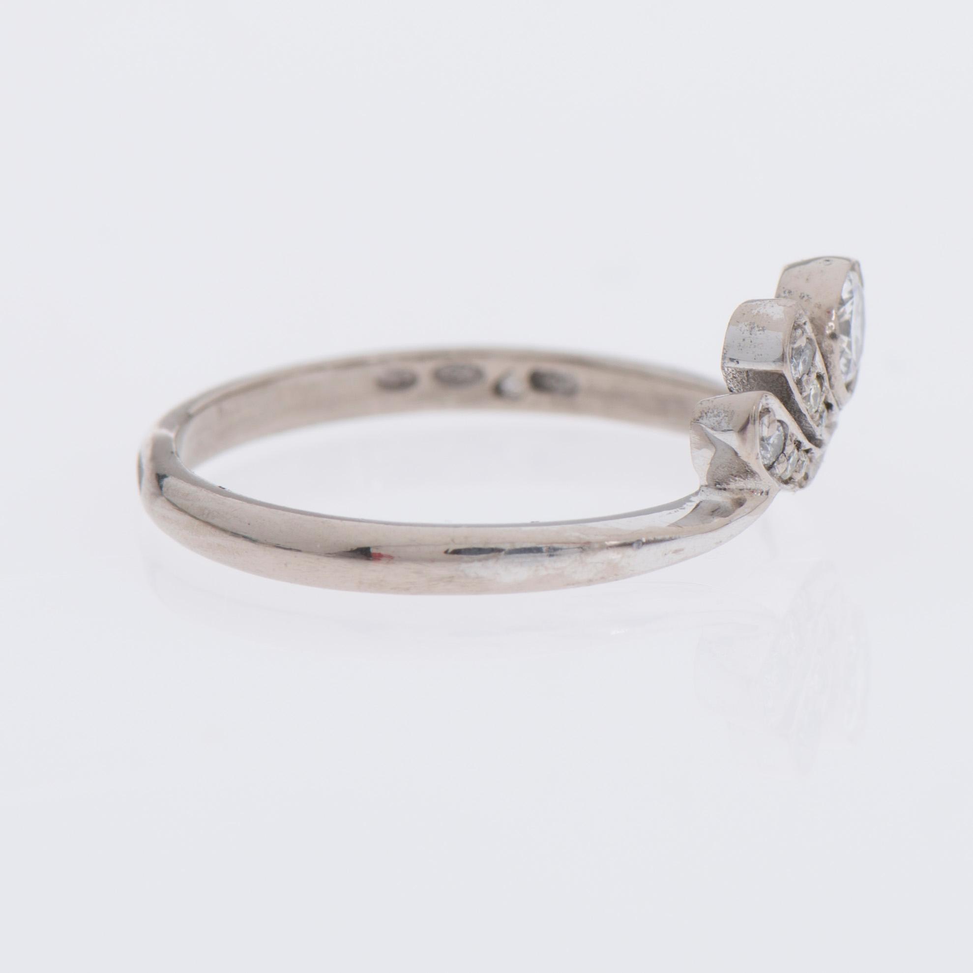 RING, 18K vitguld, 7 briljantslipade diamanter tot. ca 0,26 ct. Kultakeskus.