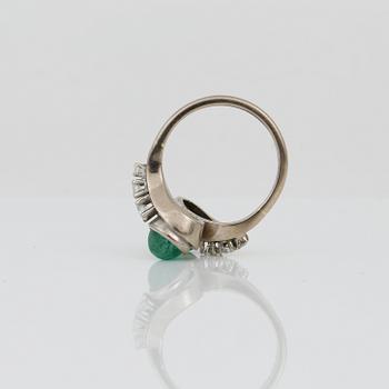 SYSKONRING, 18K vitguld med smaragder samt briljantslipade diamanter, Åhlén & Samuelsson, Stockholm, 1977. Vikt 7,75 g.