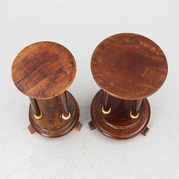 Piedestaler, ett par snarlika, omkring år 1900. Empirestil.
