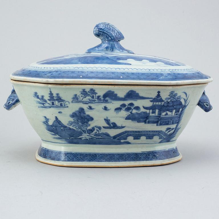 A blue and white tureen with cover, Qing dynasty, Jiaqing and a serving dish, Qianlong (1736-95).