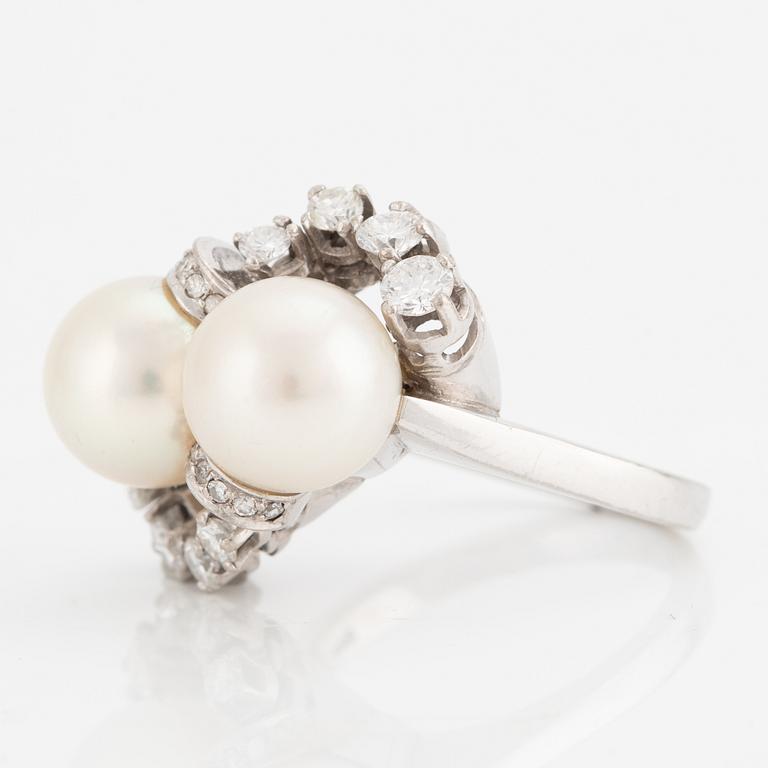 Ring, cocktail ring, 18K white gold with two cultured pearls and brilliant-cut diamonds.