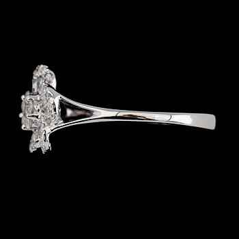 RING, 18K vitguld, diamanter tot ca 0.37 ct.