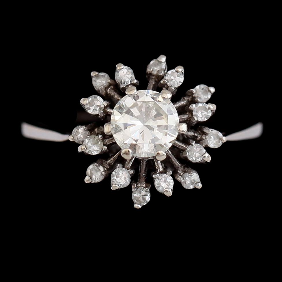 RING, 18 k vitguld och briljantslipad diamant ca 0.64 ct. Total vikt ca 3 g.