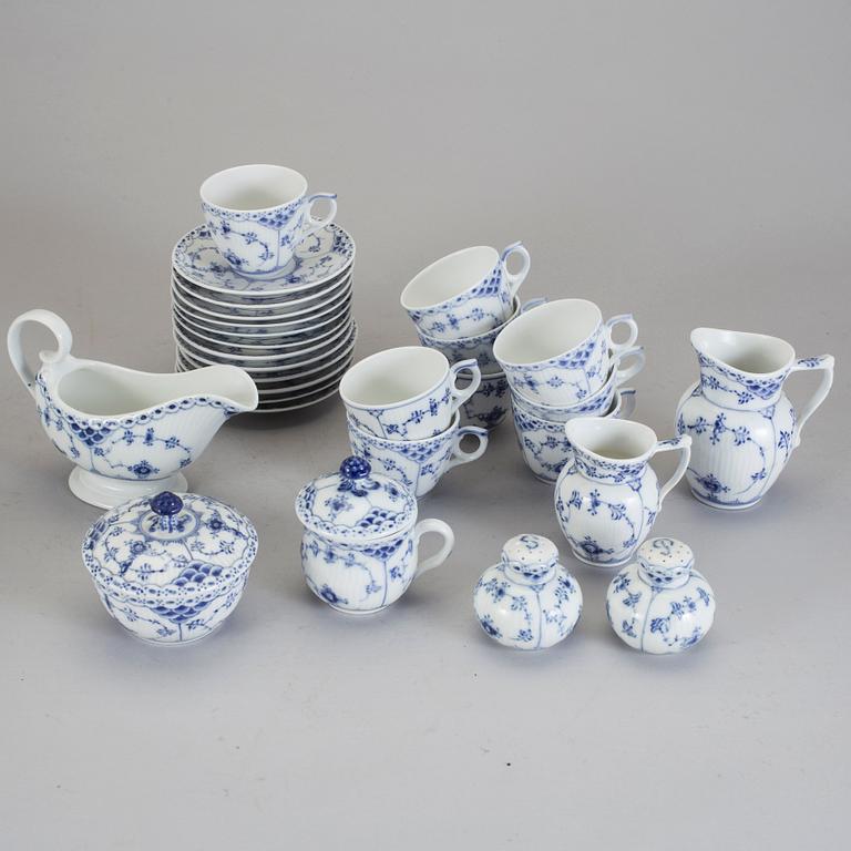 SERVISDELAR, 47 delar, porslin, "Musselmalet", Royal Copenhagen. En del Bing och Gröndahl.