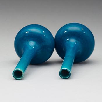 A pair of turkoise glazed vases, late Qing dynasty, circa 1900.