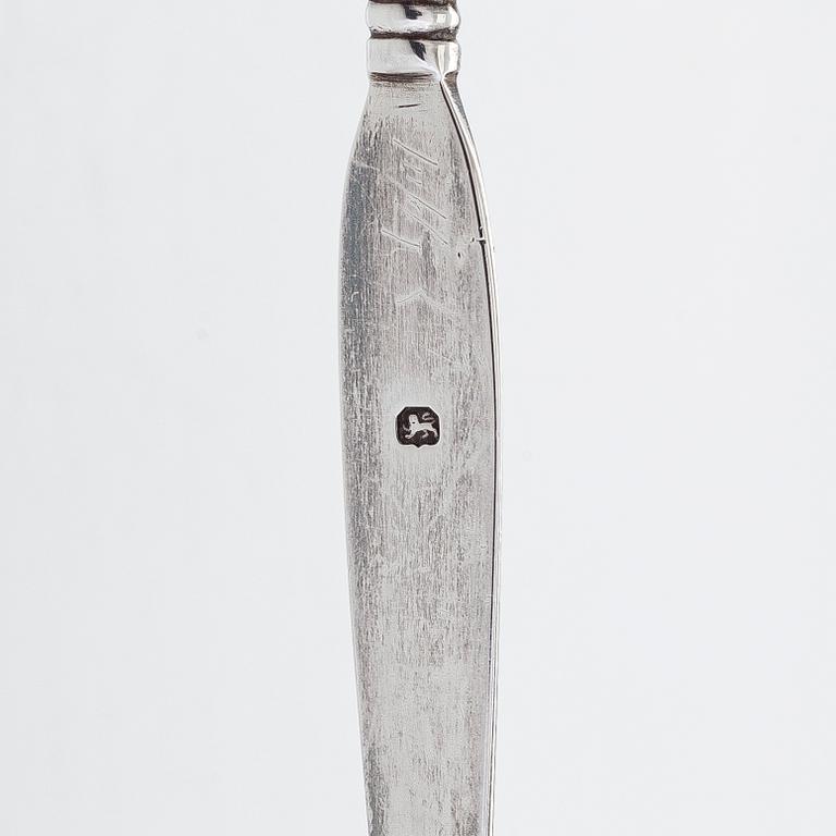 Solomon Hougham, bålslev, London 1805, och Samuel Hayne & Dudley Cater, fiskspade, London 1846, sterling silver.