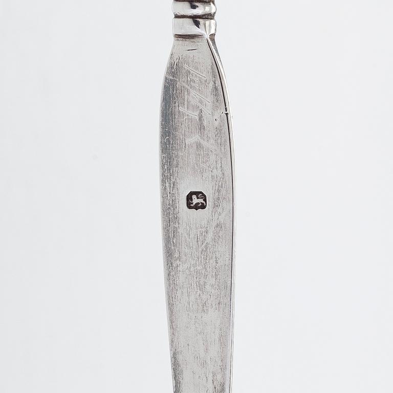 Solomon Hougham, bålslev, London 1805, och Samuel Hayne & Dudley Cater, fiskspade, London 1846, sterling silver.