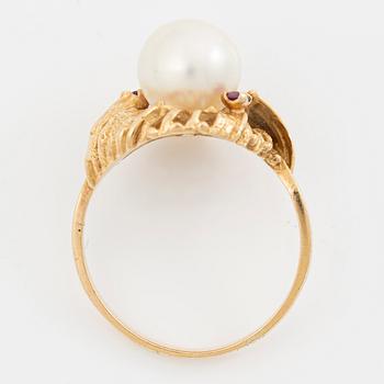 18K gold ring with a cultured pearl and red stones.