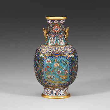 VAS, cloisonné. Qingdynastin, 1800-tal.