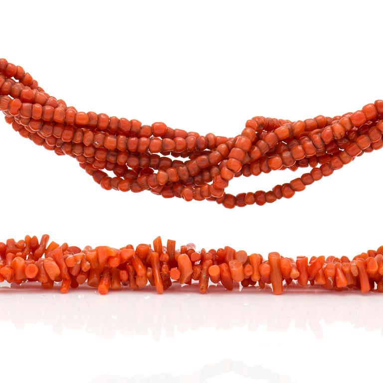 A coral bracelet and necklace from the 19th century.