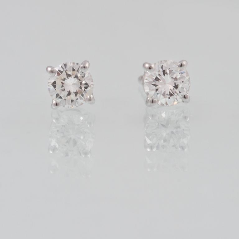 ÖRHÄNGEN, 18K vitguld med briljantslipade diamanter ca 0.67 ct. Vikt  1,6 gram.
