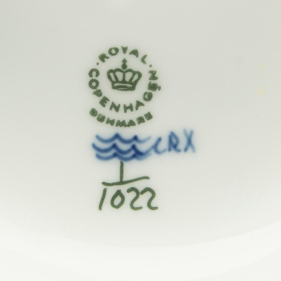 Bowl on foot Musselmalet Helblonde Royal Copenhagen 1974-78 porcelain.