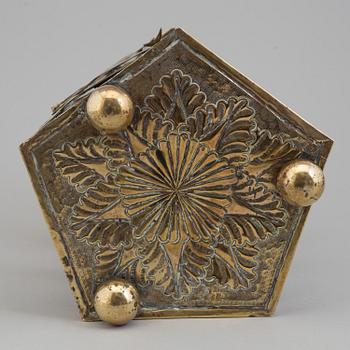 AN 18TH CENTURY BRASS LANTERN.