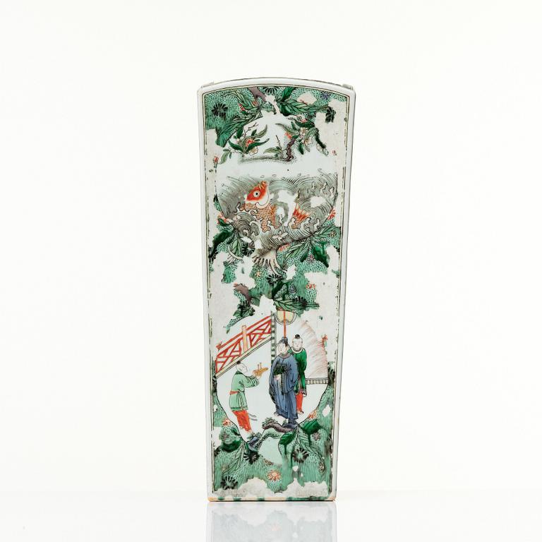 A Chinese rectangular famille verte vase, Qing dynasty, Kangxi (1662-1722).