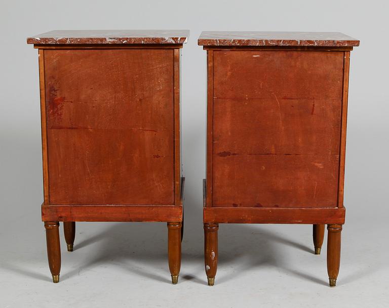 SÄNGBORD, 1 par, gustaviansk stil, 1900-talets första hälft.