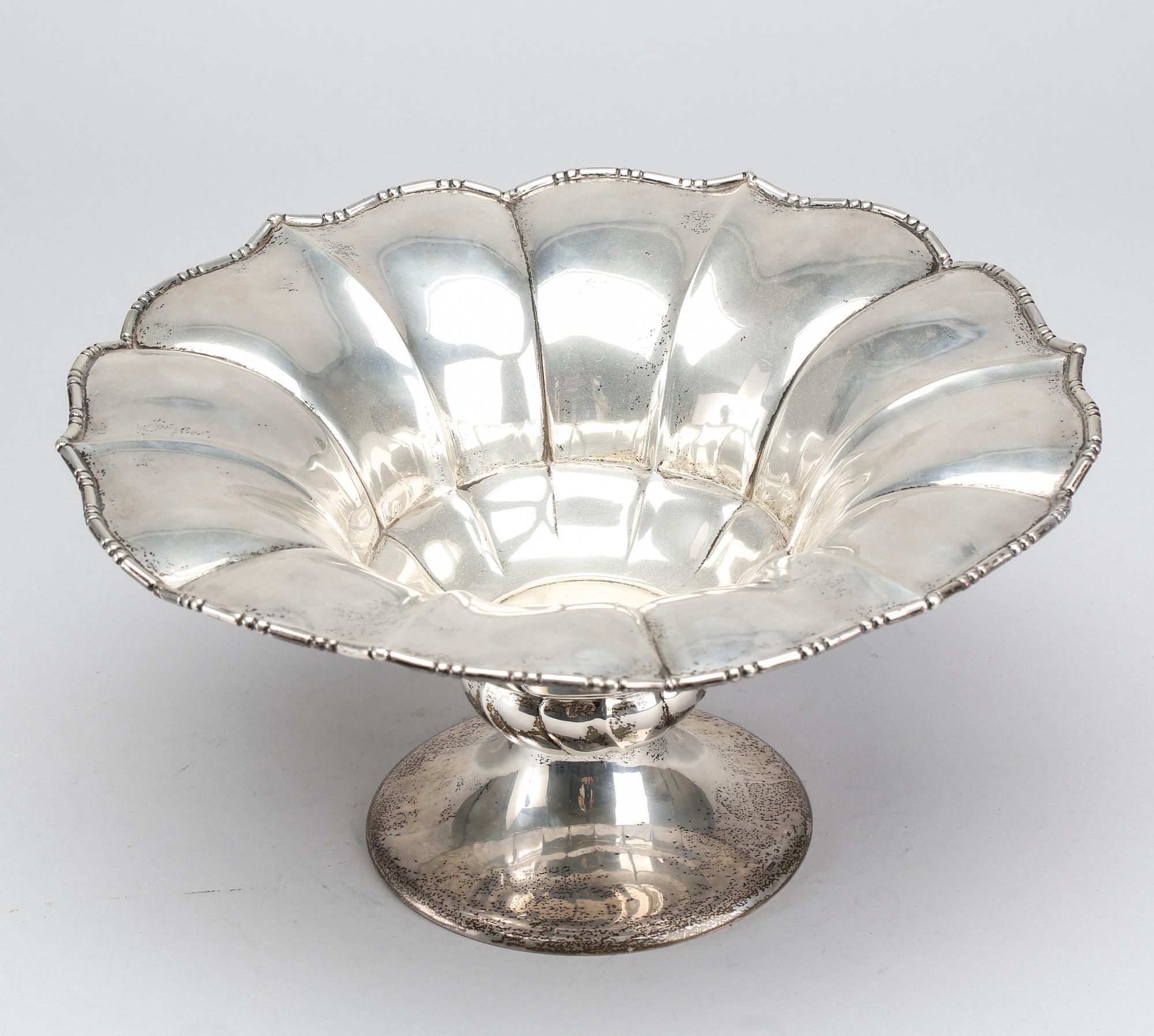 ERIC KALB, skål på fot, silver, Halmstad 1925, svenska importstämplar. Vikt c:a 790 g.