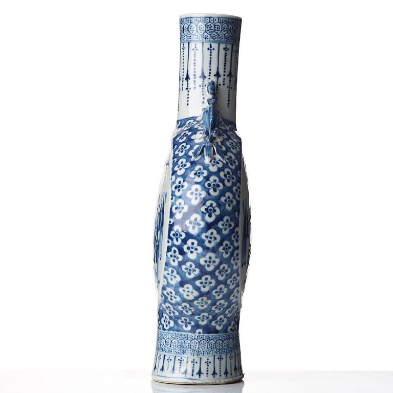 A blue and white moon vase, Qing dynasty, 19th Century.