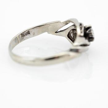 Ring, 18K white gold with two brilliant-cut diamonds.