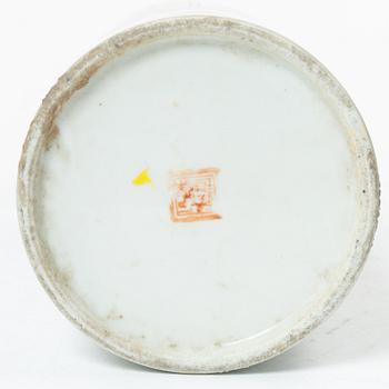 Penselvaser, två st, porslin. Kina, tidigt 1900-tal.