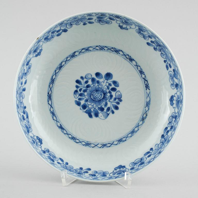 A soup plate, three dishes and a small box, China, 18th and 19th century.