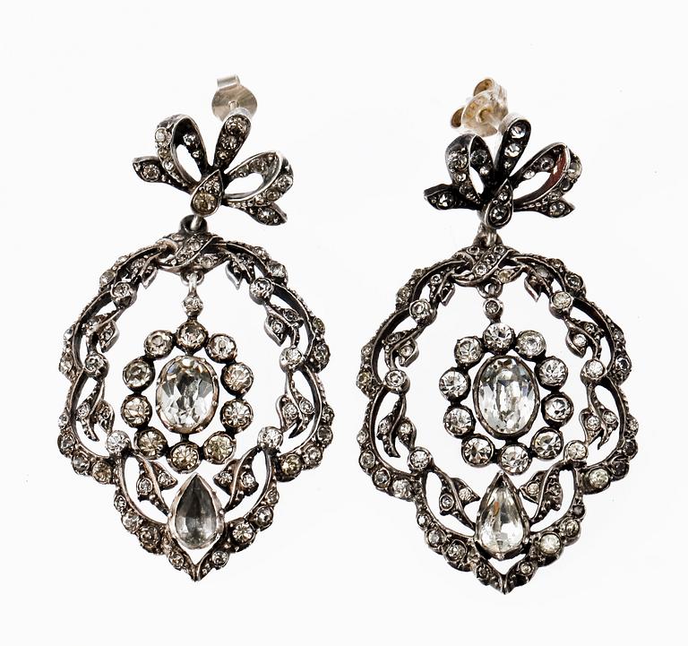 ÖRHÄNGEN, ett par, silver, paste, tidigt 1900-tal.