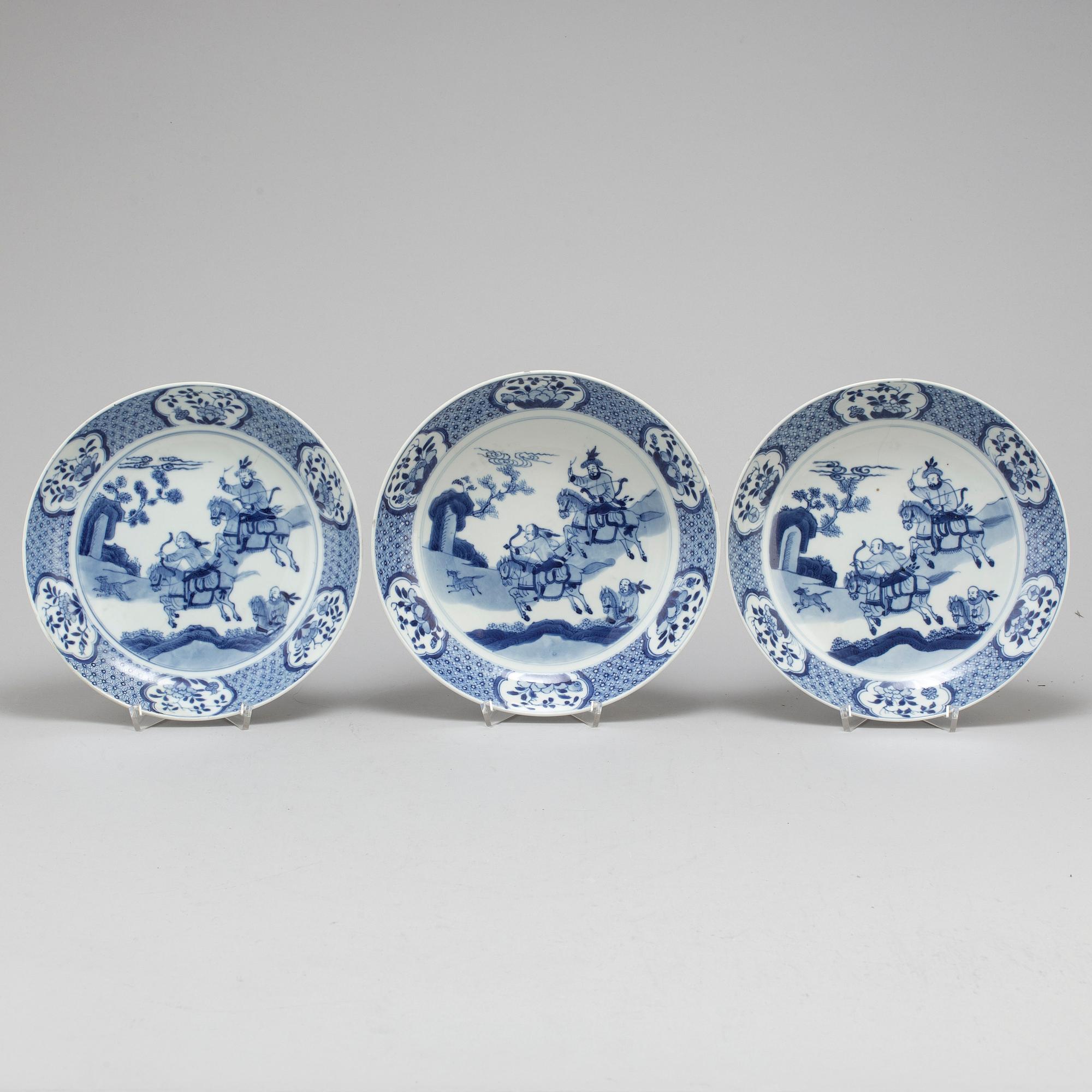A set of three blue and dishes, Qing dynasty Kangxi (1662-1723).