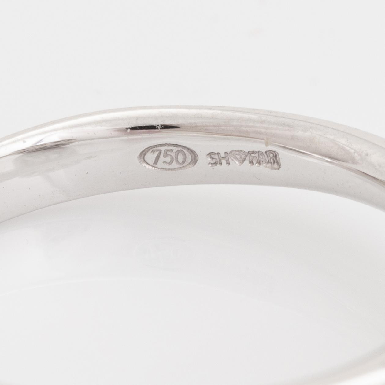 Ring, med radiantslipad light yellow diamant.