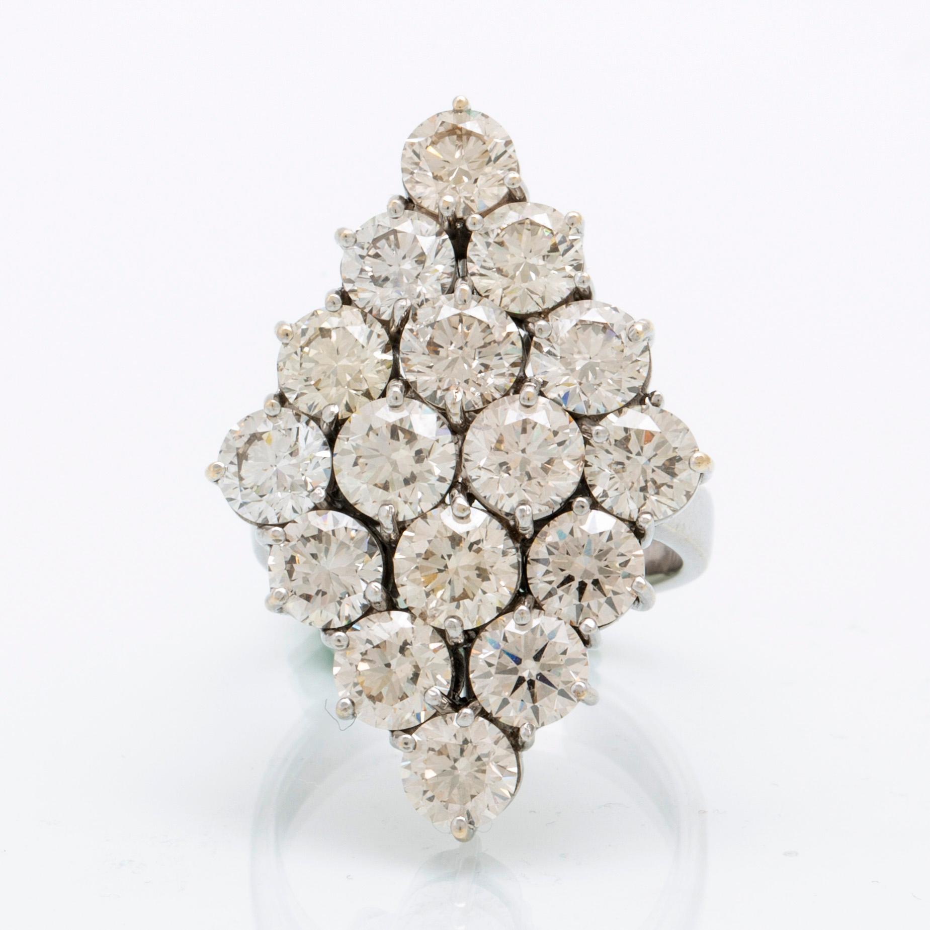 Ring 18K vitguld med runda briljantslipade diamanter.