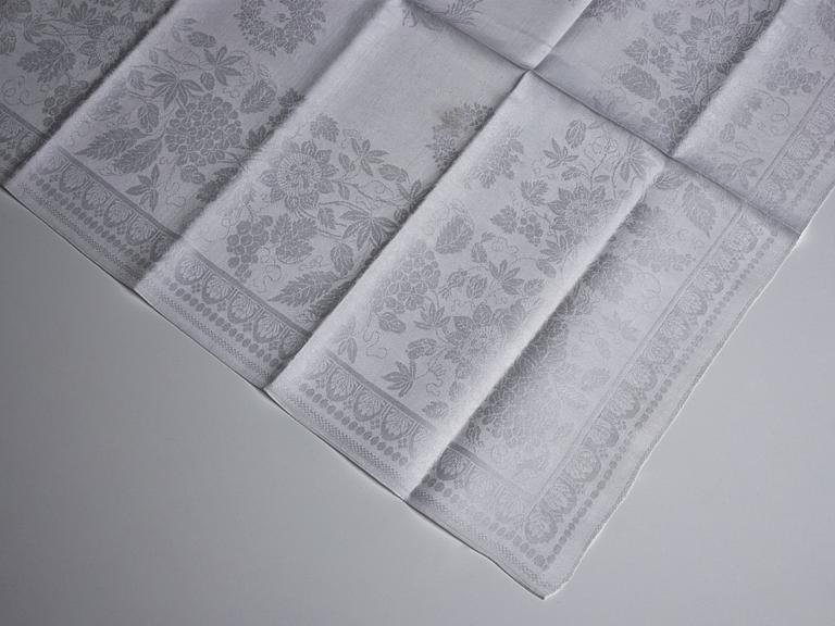 A TABLE CLOTH AND NAPKINS, 20 pieces. Linen damask. Sweden, the second half of the 19th century.