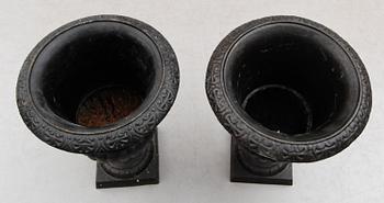 TRÄDGÅRDSURNOR, 1 par, gjutjärn, 1900-/2000-tal.