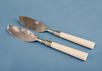 2 PATÉ KNIVES.