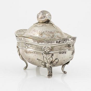 Sockerskål med lock, rokokostil, silver, svenska importstämplar samt Firma Carl Fredrik Carlman, Stockholm, 1927.
