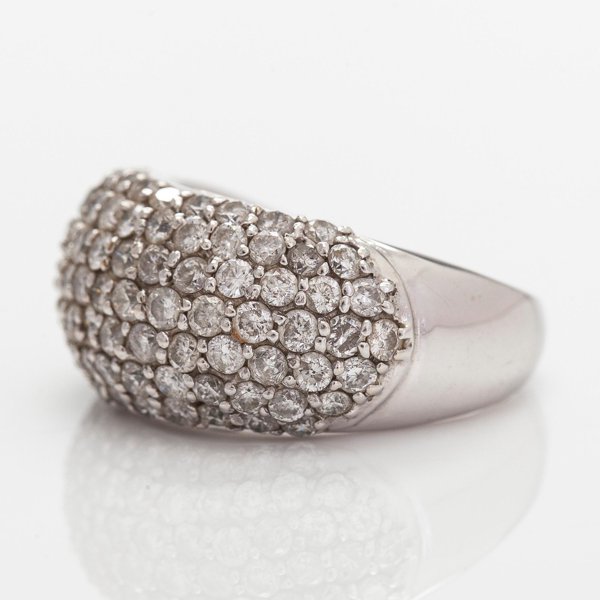 Ring, bombé, 18K vitguld och diamanter ca 2.00 ct tot enligt gravyr.